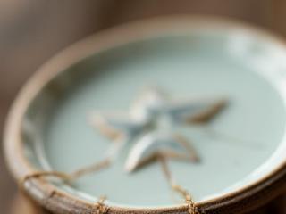 Nahaufnahme von Keramik mit Reparaturspuren